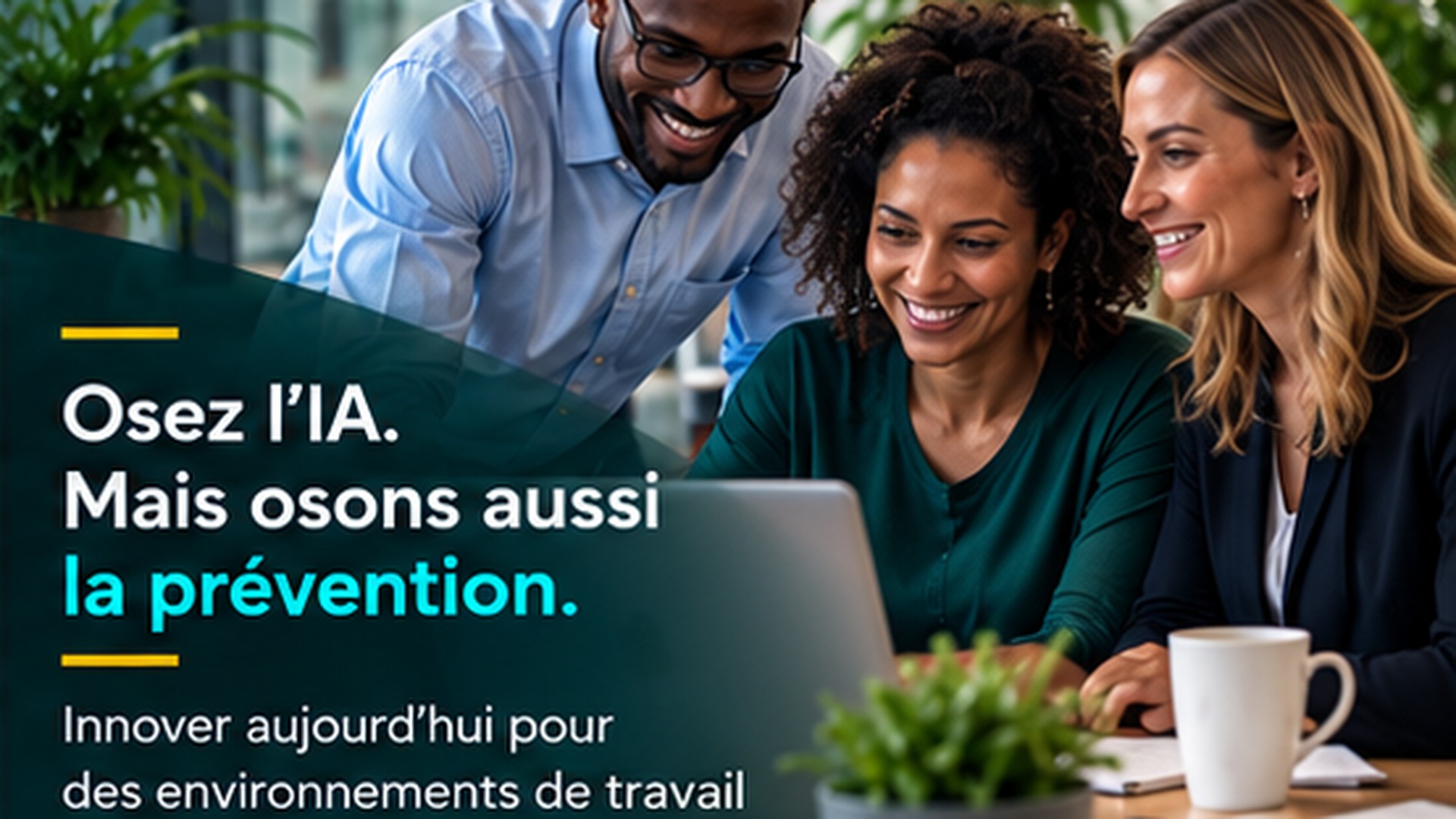 Des collègues coopèrent autour d’un ordinateur dans un environnement de travail.